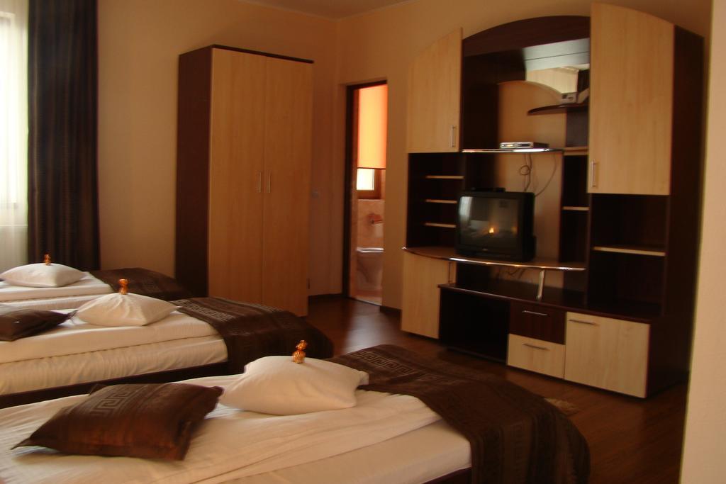 Pensiunea Queen Mary Sanpetru Room photo